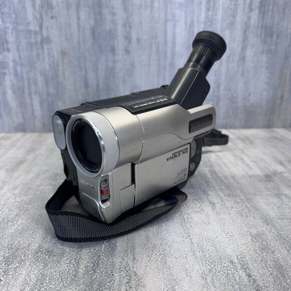 Hitachi VM-E575LE Video Camera - Picture 2 of 16